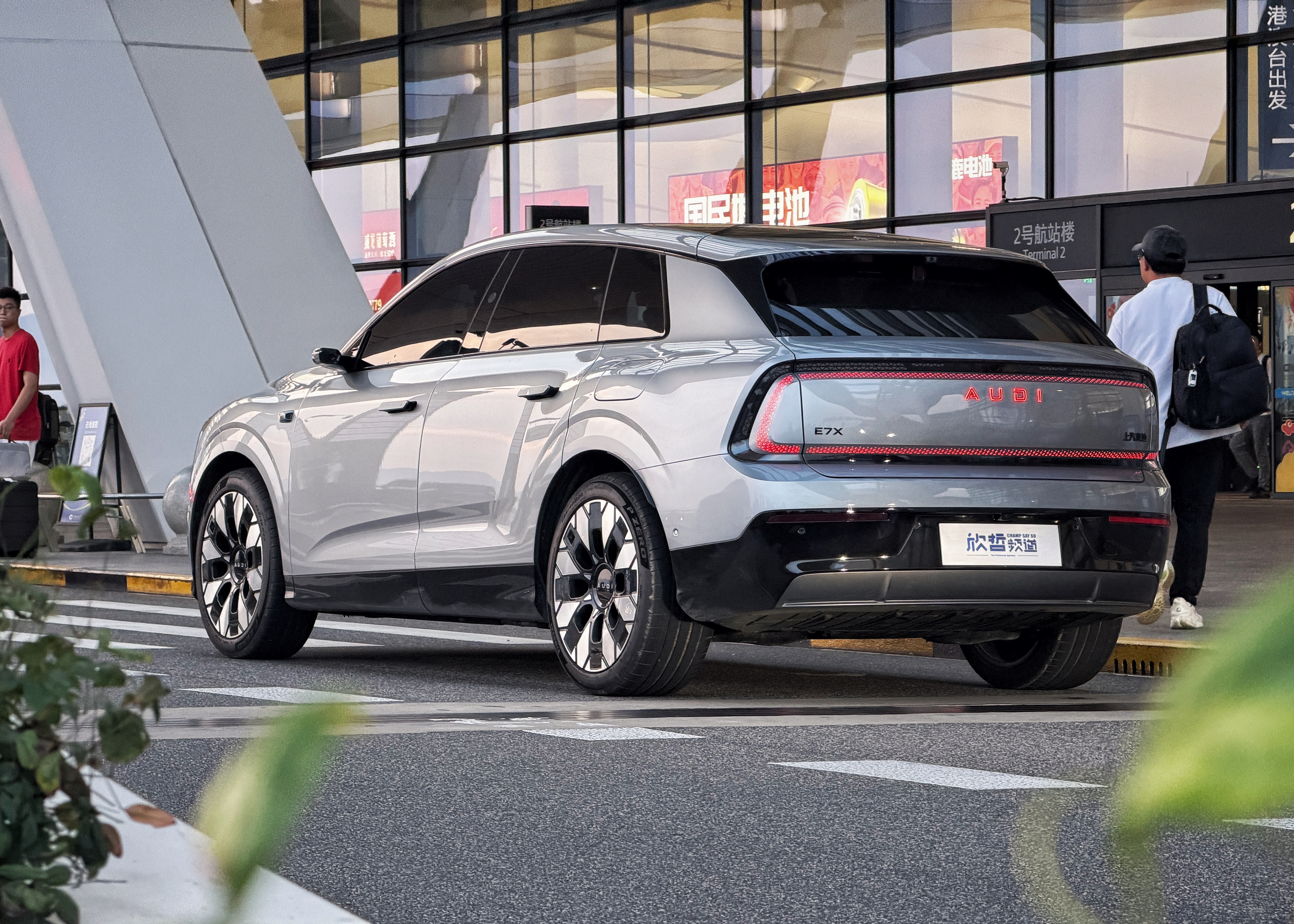前两天试驾AUDI E7X，机场还车随手拍了几张，作为豪华品牌SUV，我觉得这套