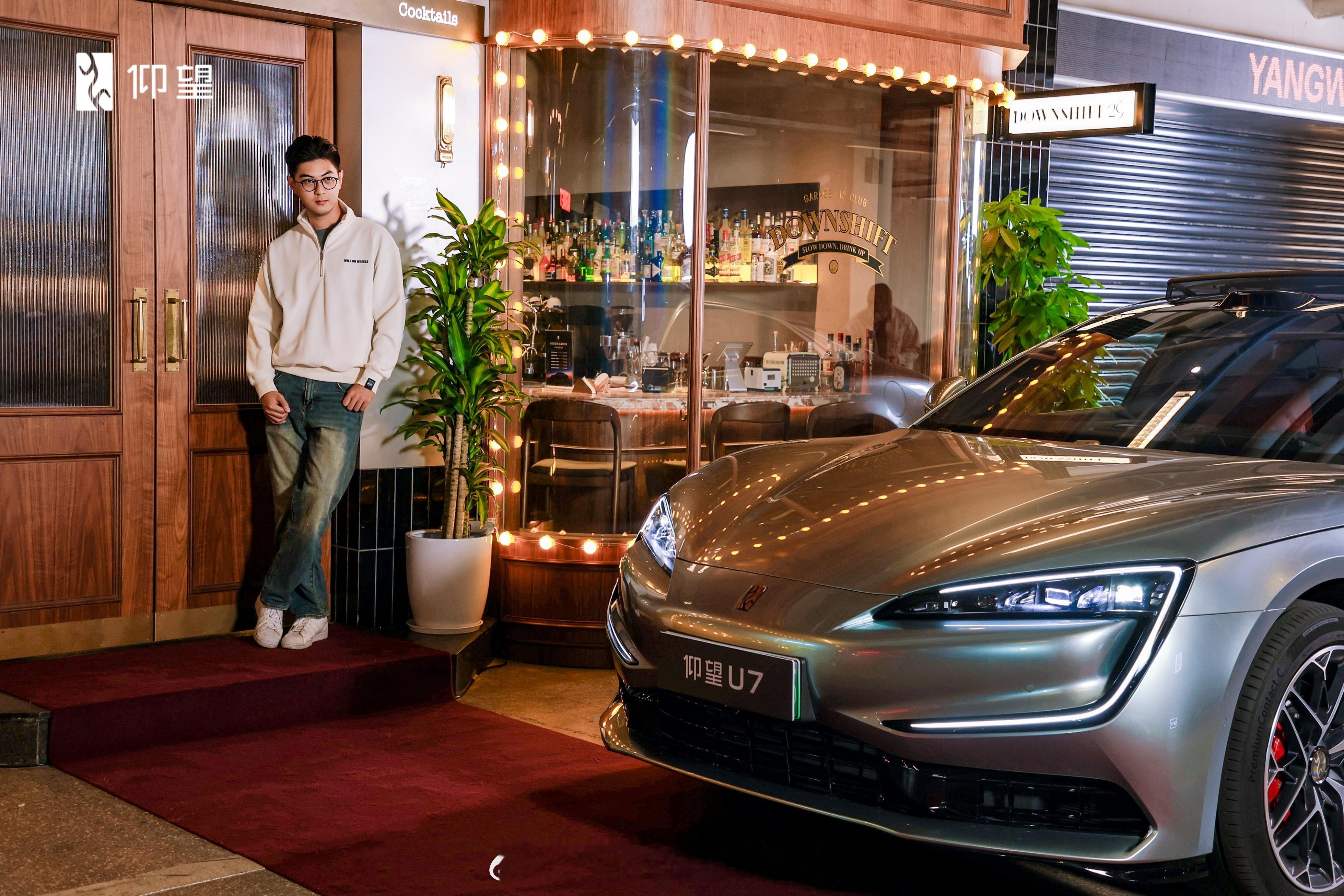 公司这件华夫格卫衣还蛮好用的拍个仰望也hold得住的对吧 