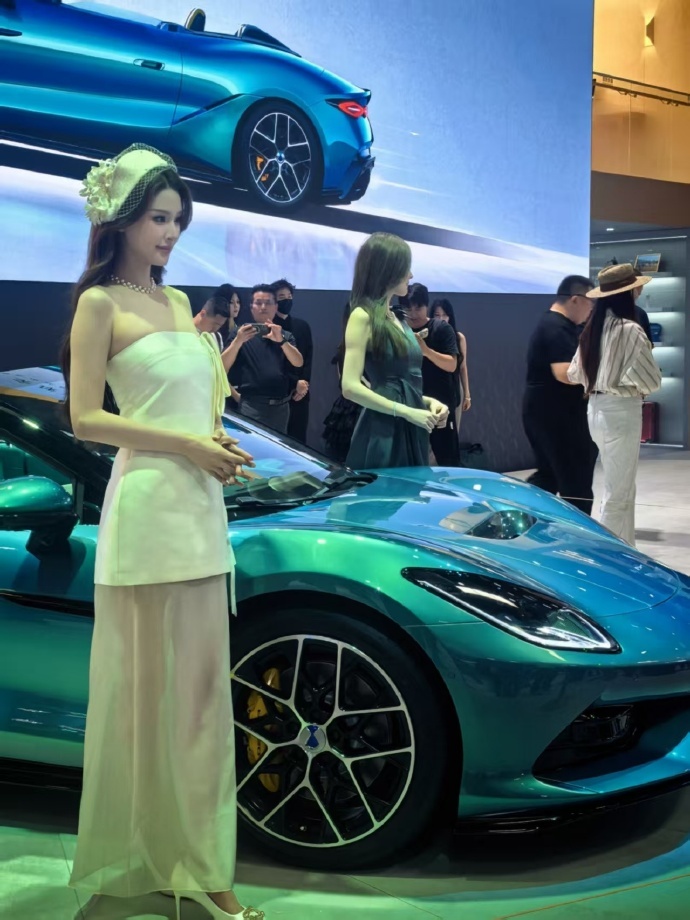 北京车展探展，比亚迪E3馆承包我的审美惊喜。逛遍全场最大的感触，是这家品牌把“美