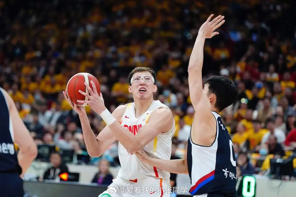 中国男篮半场落后13分：三分命中数1-9完败 遭李贤重20+6三分打爆中国男篮主