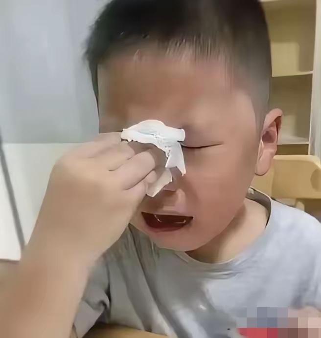 读二年级的儿子语文考了96分，我问他“你这四分错哪了？”儿子委屈地问我：妈妈，高