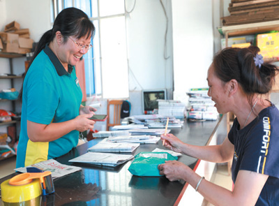 一位乡镇邮政所长的坚守（“我是党员，我在岗位”）