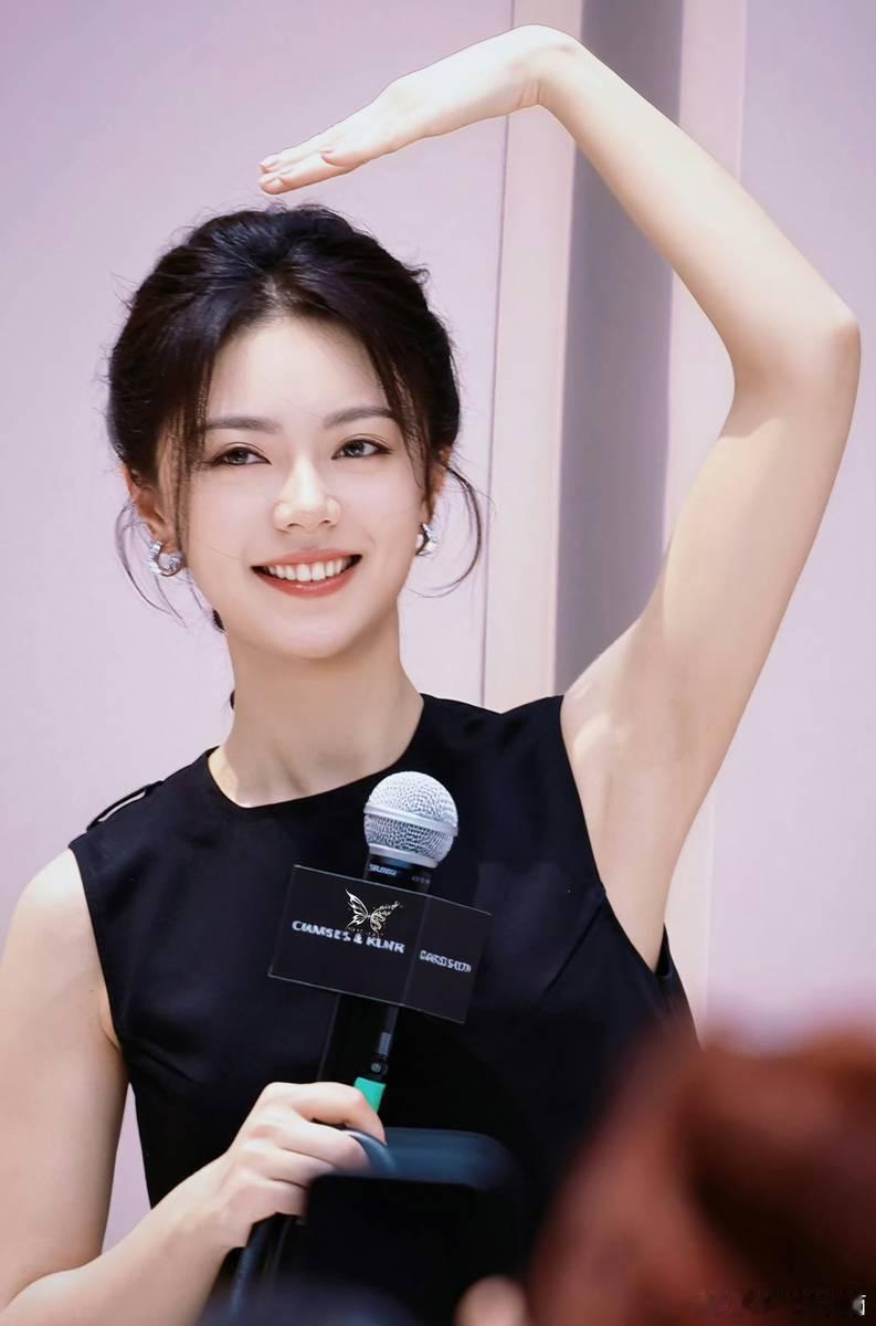 赵今麦穿黑色无袖短裙扎高马尾 利落贵气精致亮眼 