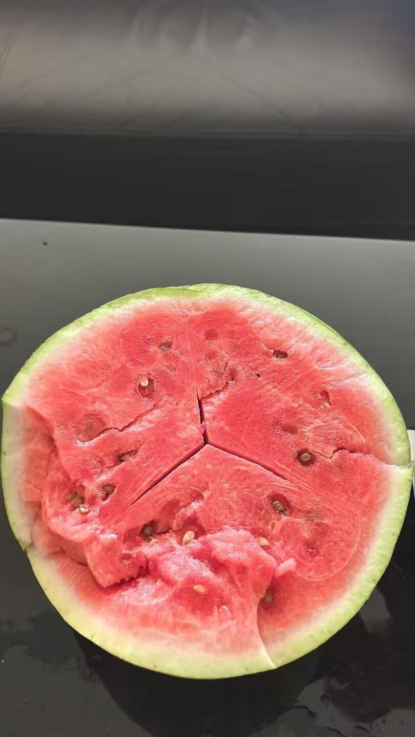 晚上吃西瓜不要太爽