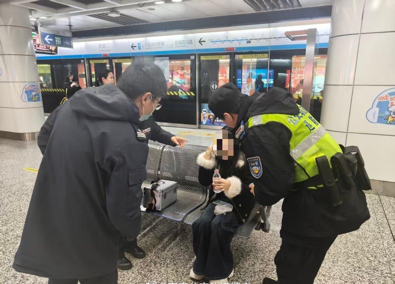 【地铁乘客突遇险 民警暖心伸援手】3月12日下午，地铁玄武门站一名女乘客突发不适