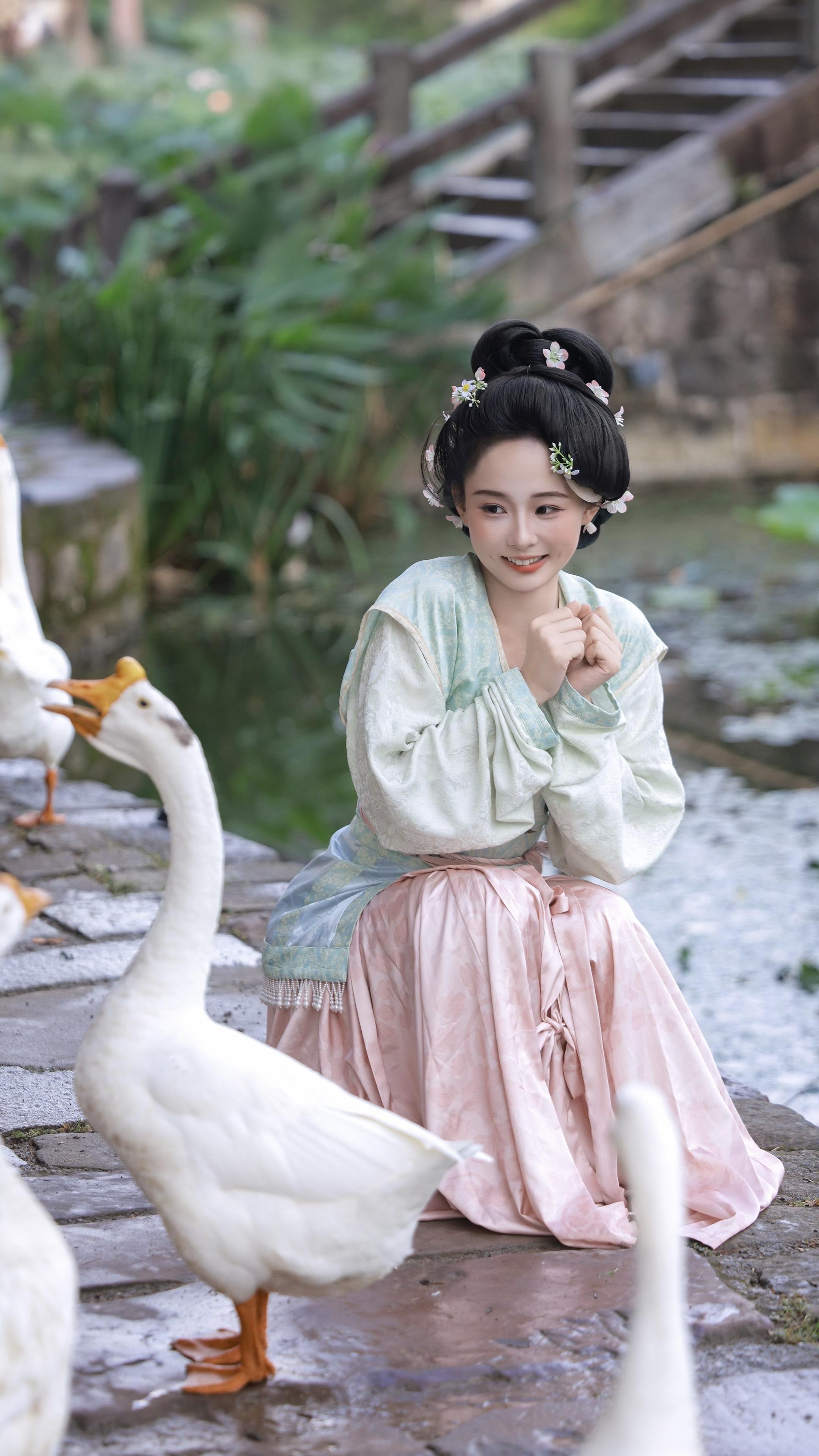 抓大鹅采莲花。出镜：  妆造