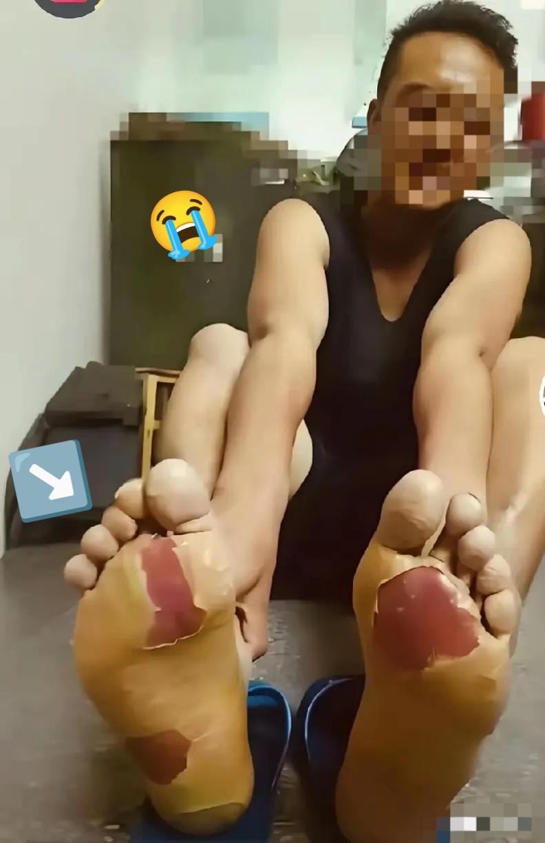 九三阅兵的战士归来，当众人看到他的双脚我瞬间泪目了！

当他回到宿舍，脱下训练服
