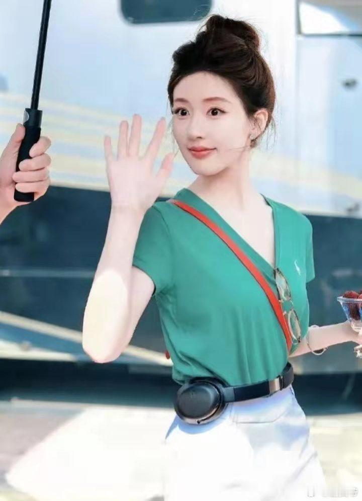 赵露思耳机腰，这是真实的腰围吗？也太细了吧！ ​​​