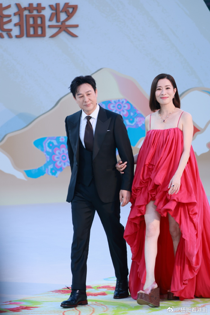 佘诗曼与张颂文亮相第二届金熊猫奖 红毯。金熊猫奖 。凭借《新闻女王》提名最佳女主