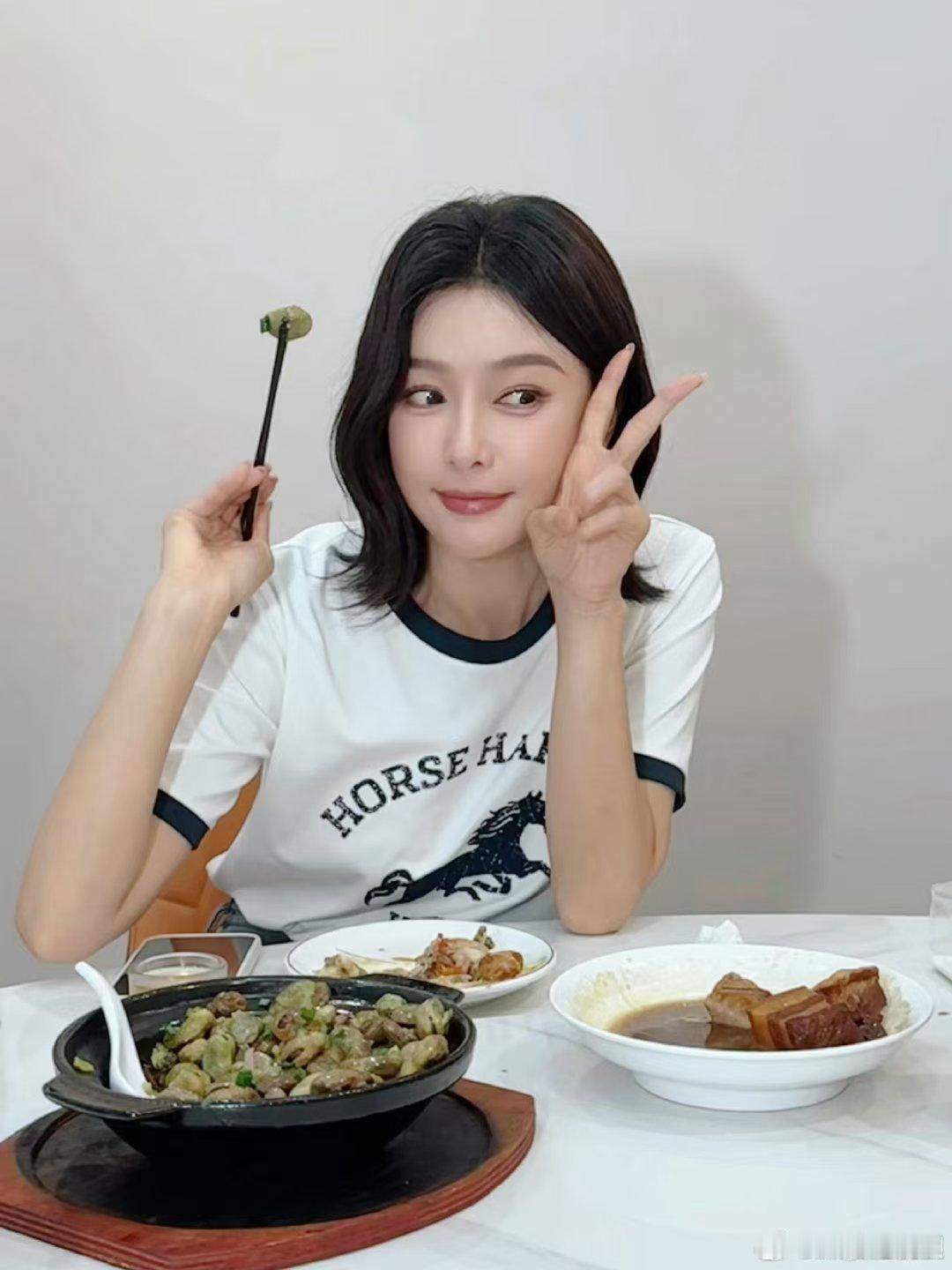 沈月的镜头永远带着爱 沈月说秦岚没有丑图 亲爱的客栈上镜毫无压力，日常状态松弛自