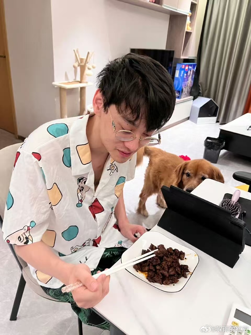 娱乐圈现在走丑跟脏的路线了吗？？？你们知道这是哪个男顶流吗？？？ 