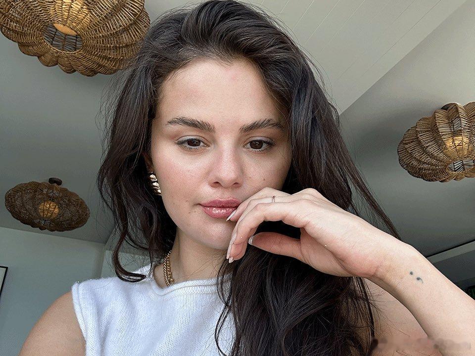 SelenaGomez 赛琳娜戈麦斯的律师团队就以之前牵涉wondermind公