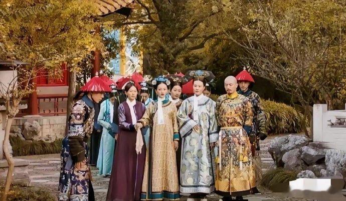 《如懿传》导演汪俊以深厚清宫剧功底，巧妙设计站位。通过精准调度、场景构图与人物关