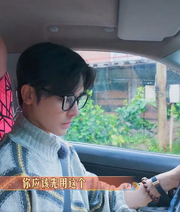 #侯明昊开车# 就看到《花儿与少年6》侯明昊想开车试一下，but一系列操作之后，