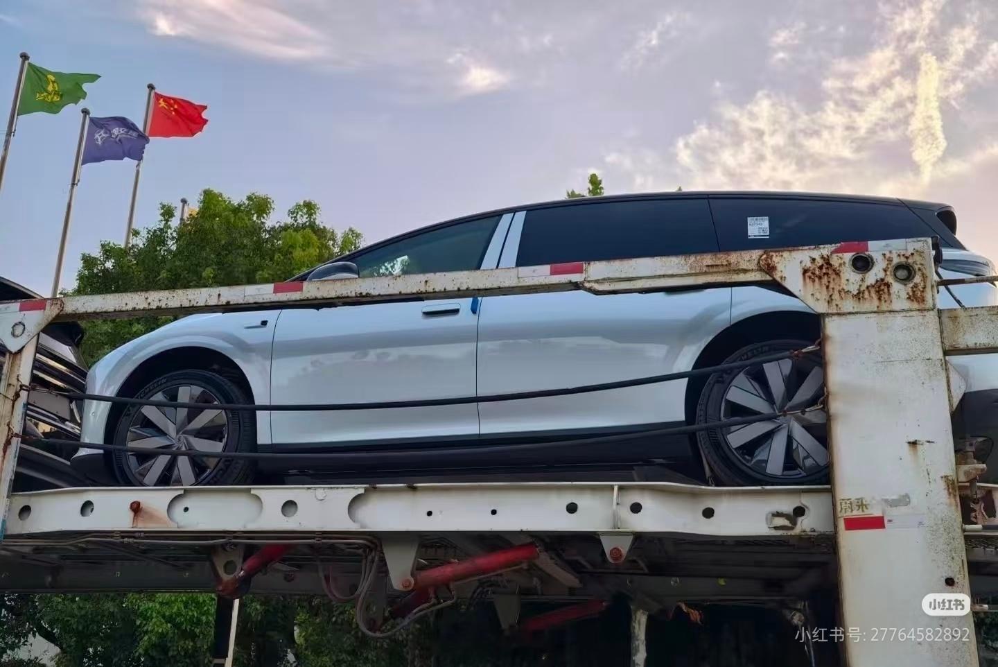 关于新i8的一些路边社消息：前排有双零重力座椅，二排还是一个零重力，二排扶手升级