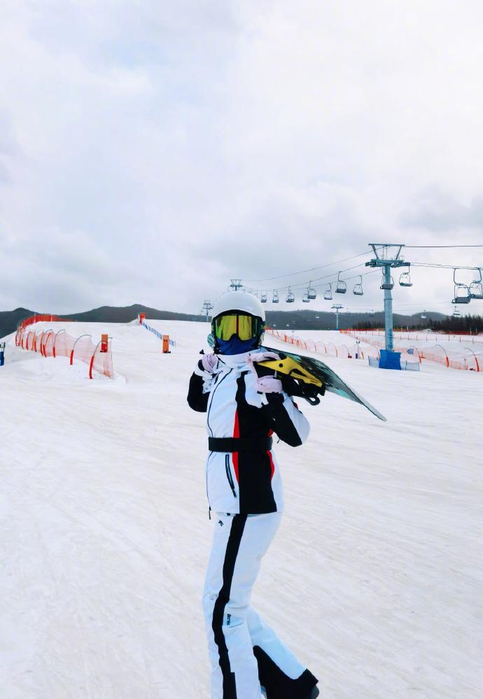 谢娜放话下一届冬奥会见，全网震惊：她真要转型运动员？
照片里，她一身滑雪服从高级