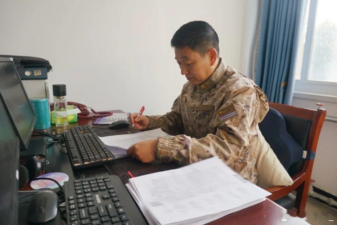 海军士官学校一级军士长教员王明生光荣退休： 