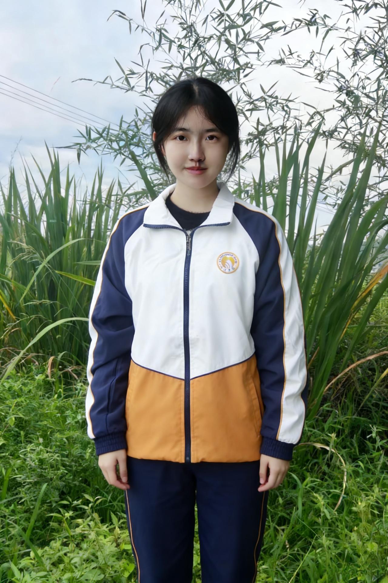 郊野晴光里，少年凝立姿。
校服裁锦色，徽记焕芳仪。
发浅沾晨露，眸明映晓曦。
风