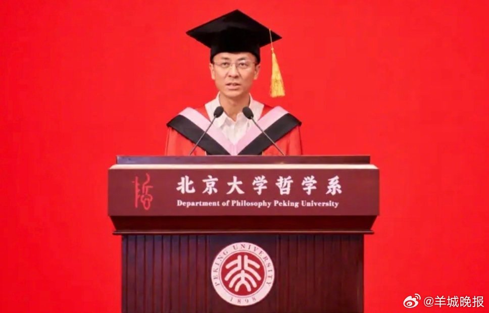【#毕业致辞不必有什么高低之分#|#街谈巷议#】正逢高校毕业季，毕业典礼当然是不