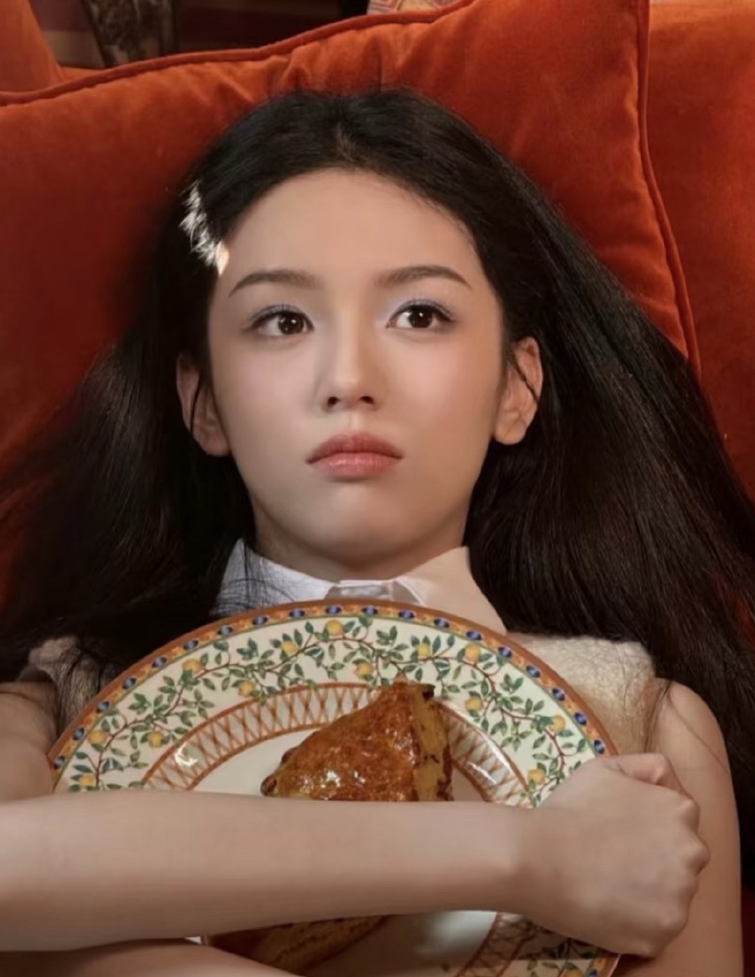 我盯着周也这张伟大的脸看了好几遍，才发现那是阳光，不是发夹。 ​​​