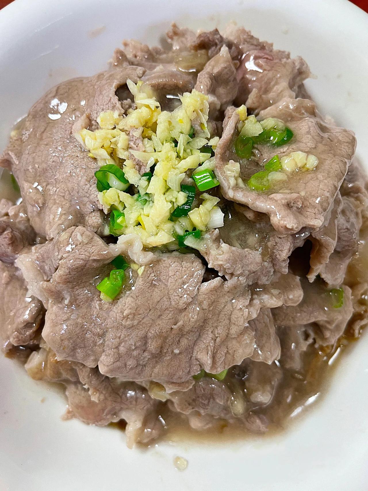 再发一遍!我要向全世界安利这个做法！
做法:
1、猪肉切薄片加盐、酱油、油、薯粉