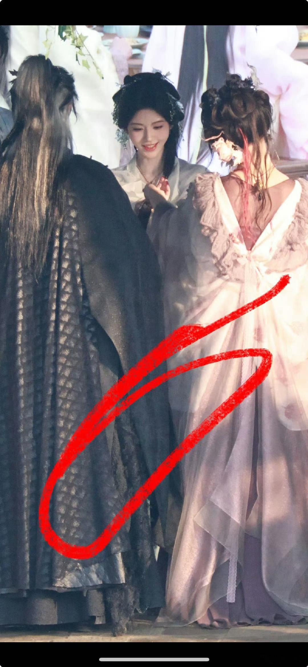 鞠婧祎和肖燕搭戏好开心！为数不多的露齿笑！爱看多搭！ ​​​