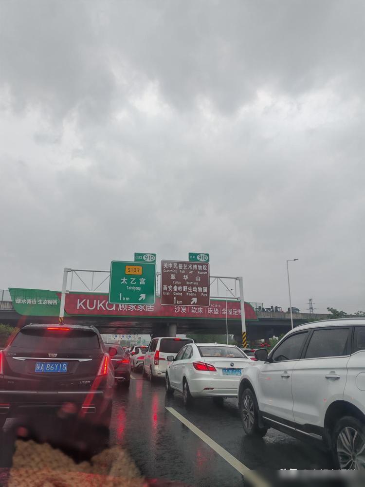 包茂高速堵成马咧

今天是小长假的第一天，我一路向南，7：30就出了门，原想先去