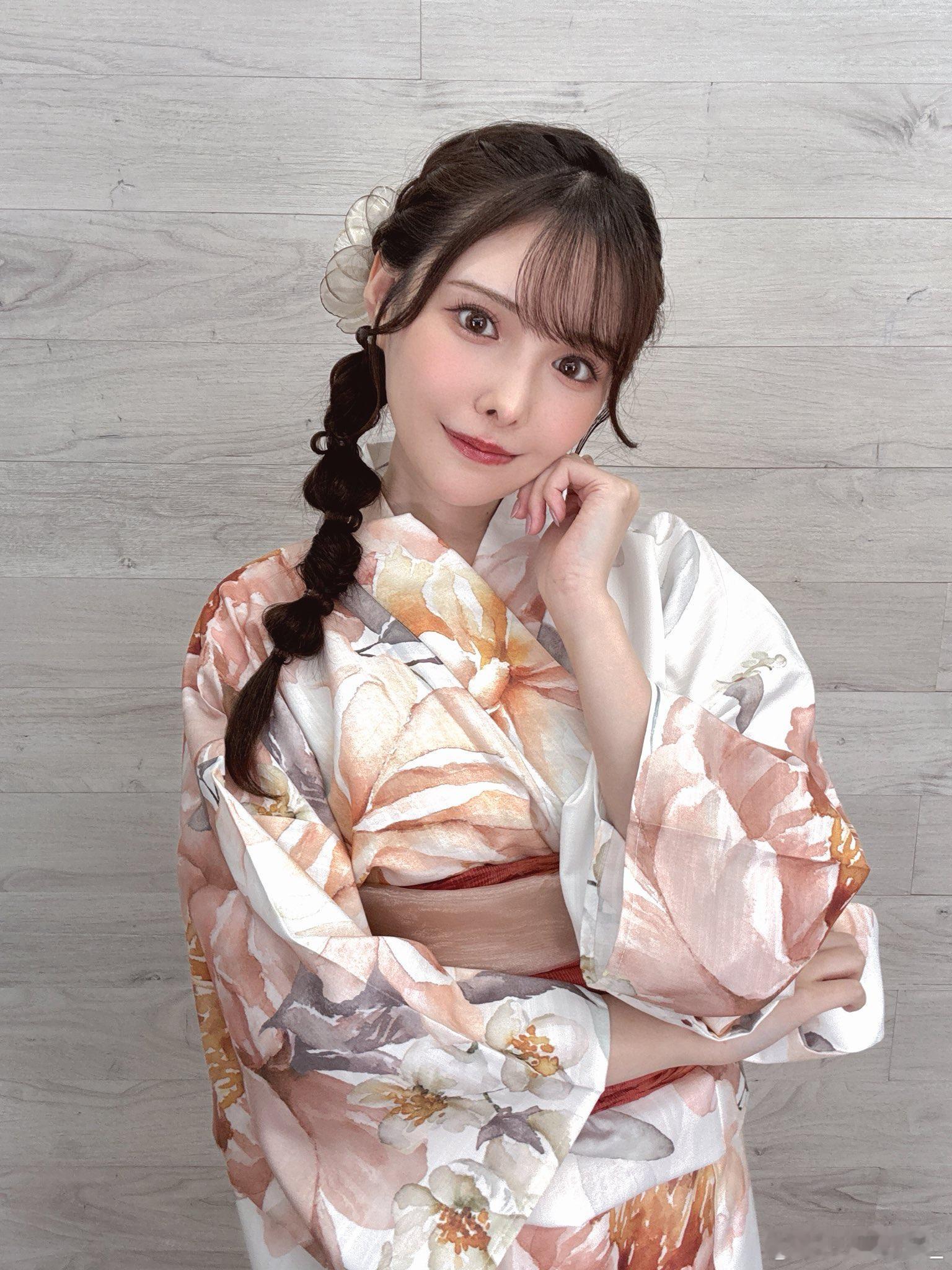 你知道哪些本来就好看自然，动了脸之后就不如之前的女優？[思考] ​​​