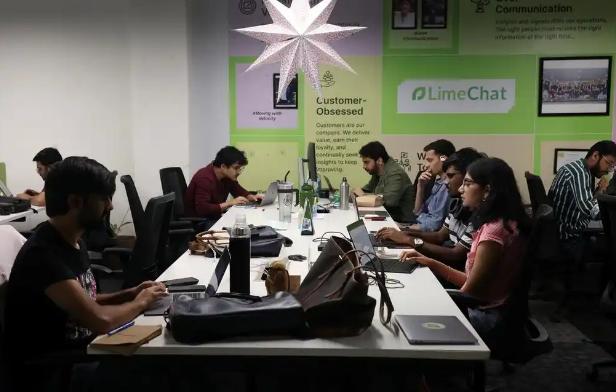 印美就业市场反差显现：印度小城承接 AI 外包，美国 Z 世代转向技能蓝领。
