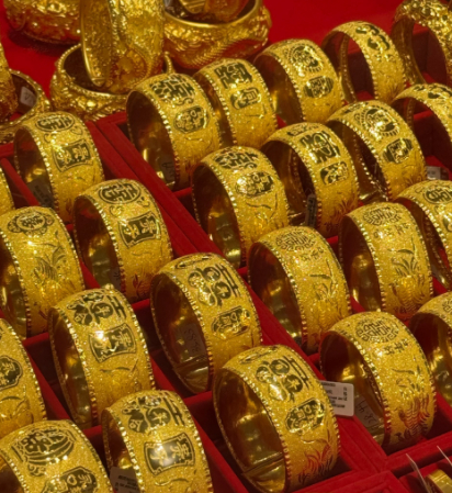 【#黄金跳水暴跌#，金饰跌至1460一克】4月20日，国际贵金属期货普遍下跌。C