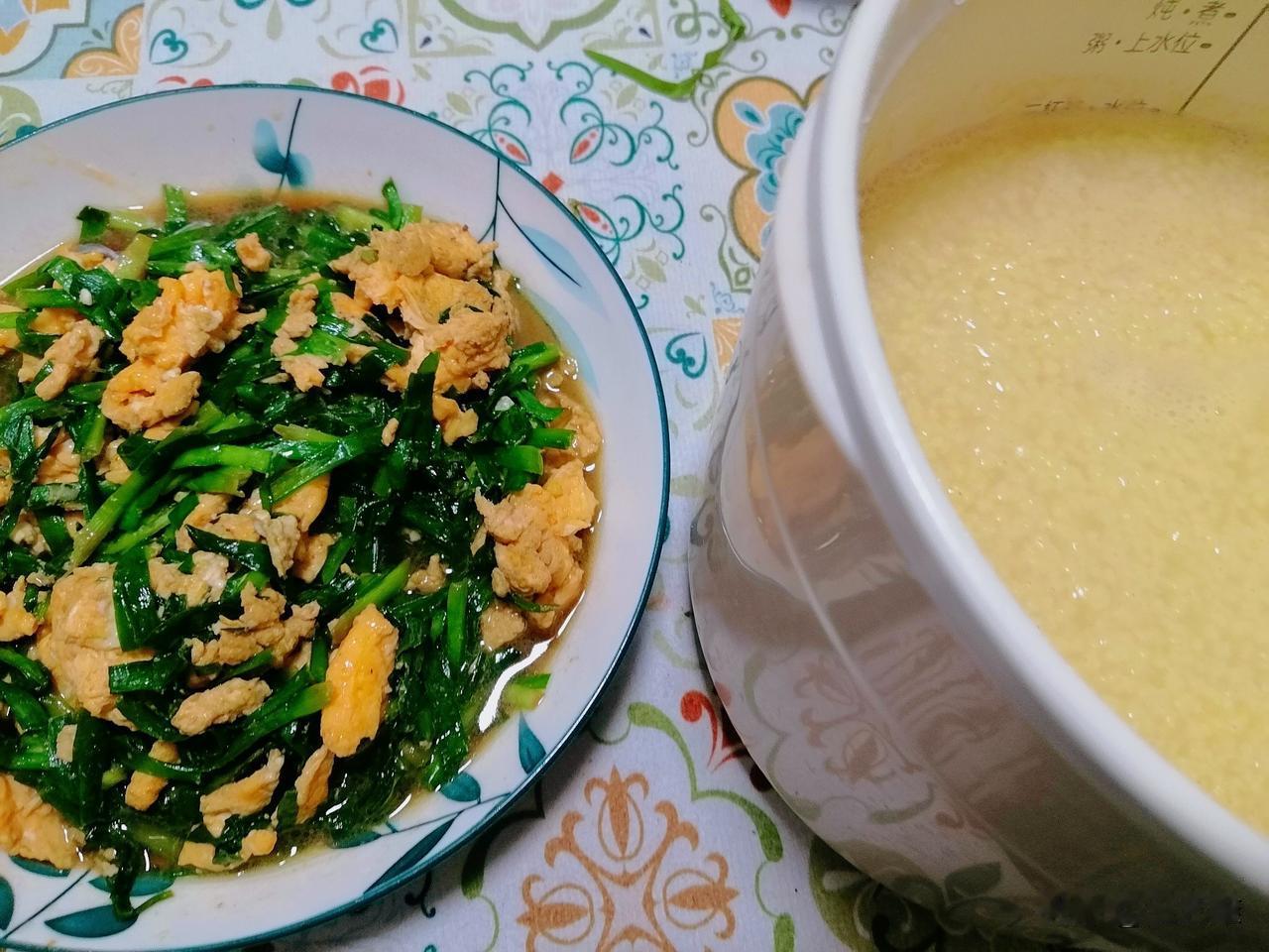 今天晚饭吃饭是韭菜炒鸡蛋，小米粥。

吃过晚饭，我本来想下楼拿快递，结果那会夹子