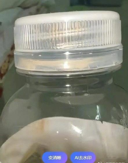洪水泡过的瓶装水没开封也不能喝饮料瓶盖本身存在密封缺陷，原本设计也不会考虑泡洪水