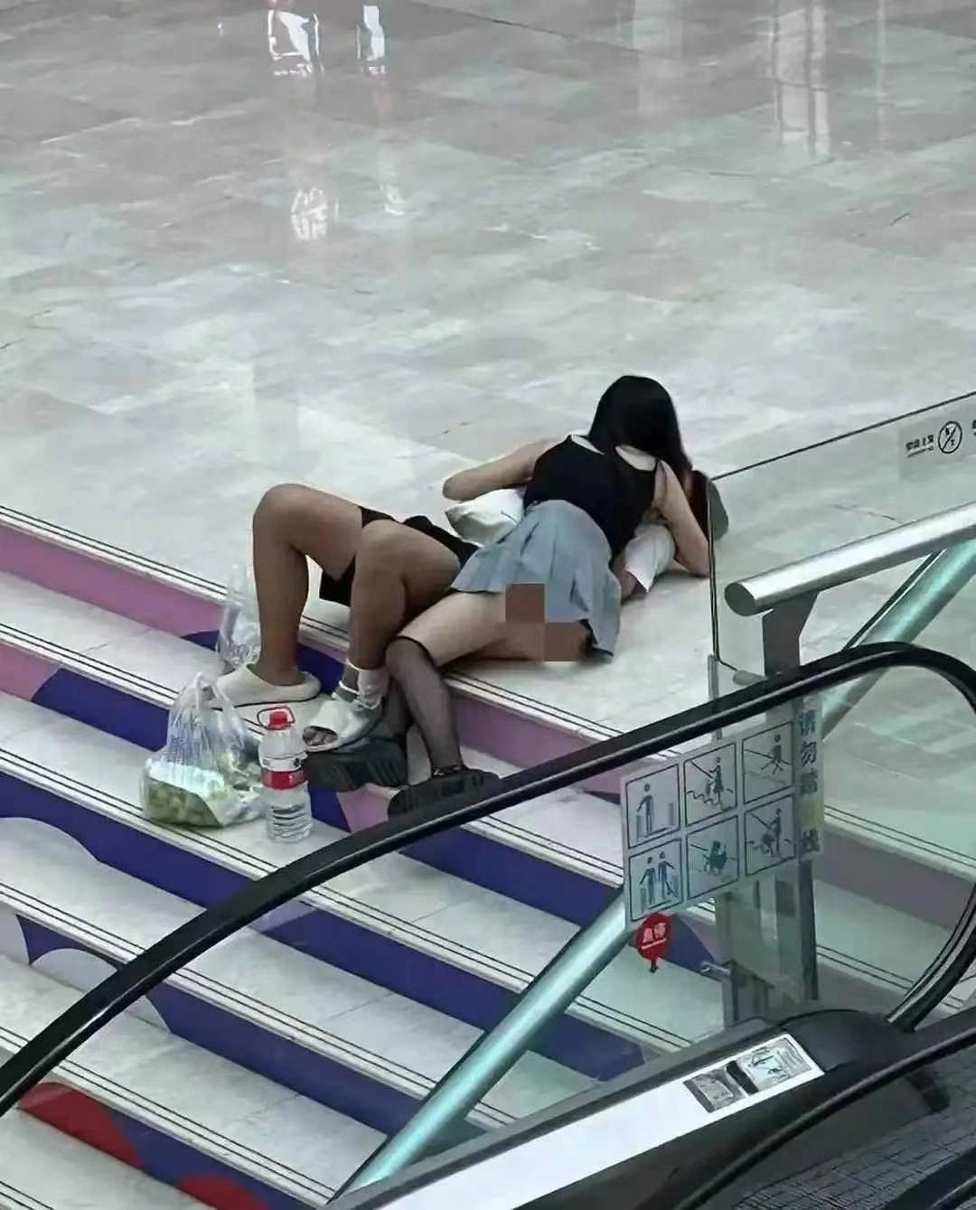 情侣过七夕可以理解，好歹找个旮旯。 ​​​
