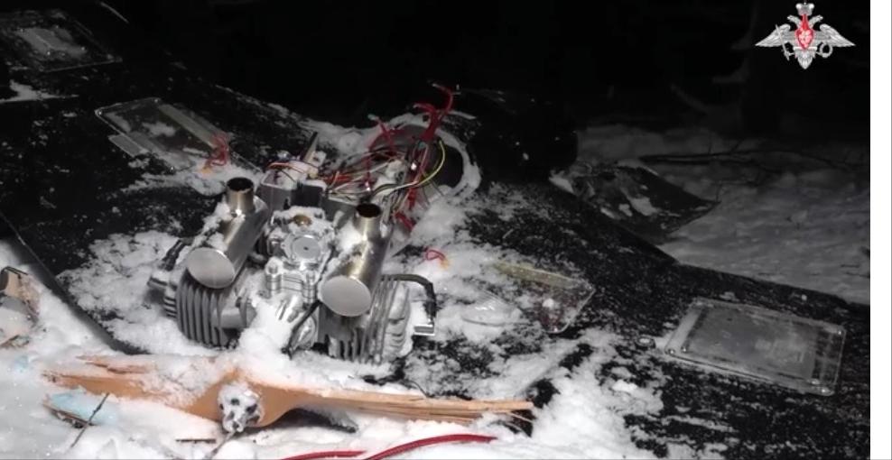 袭击普京总统官邸的无人机照片曝光了。照片显示，一名俄罗斯军人站在积雪覆盖的森林中