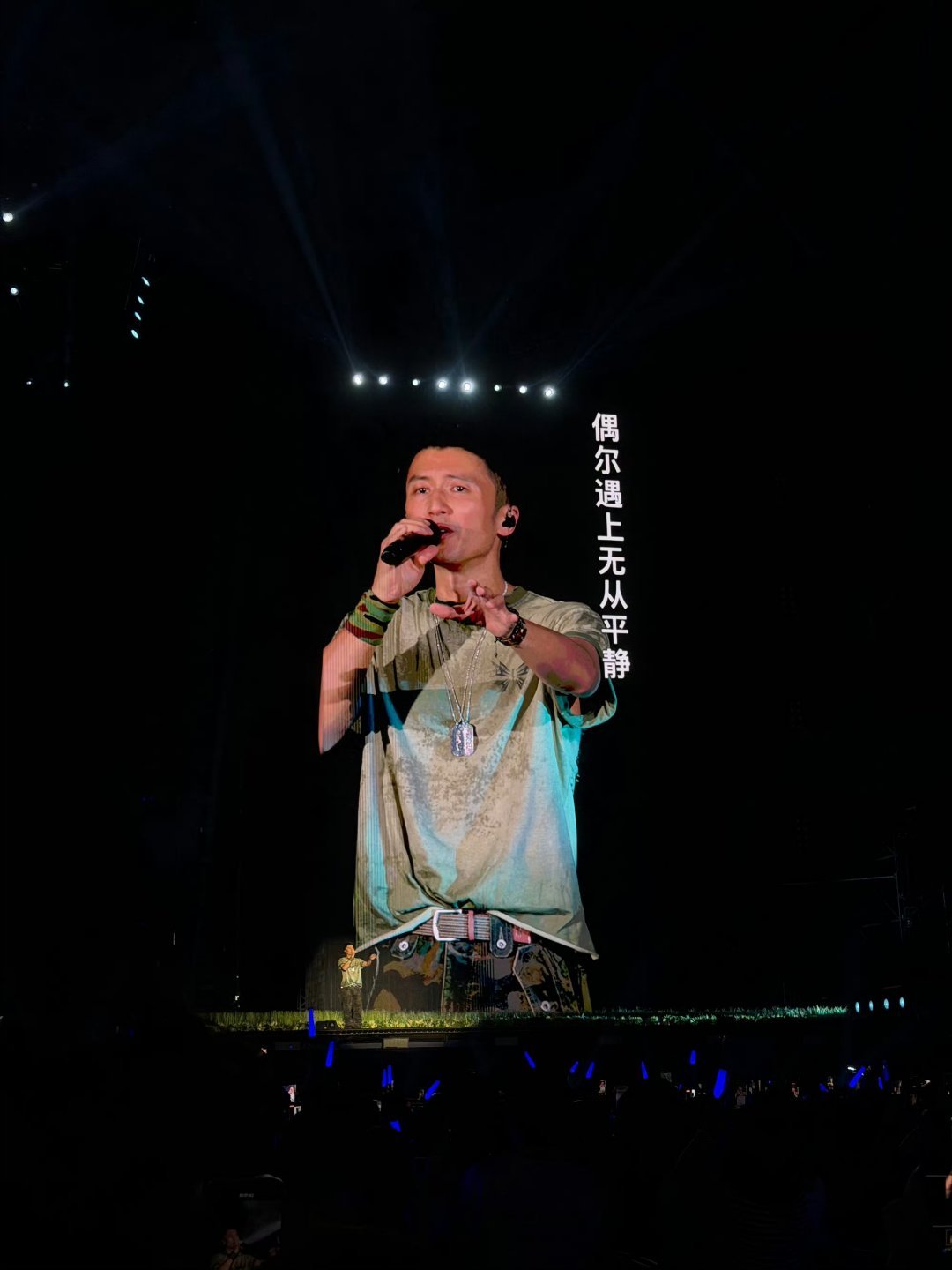 谢霆锋演唱会大屏像X展架谢霆锋郑州这场演唱会看点十足，别致的立式双面大屏造型出圈