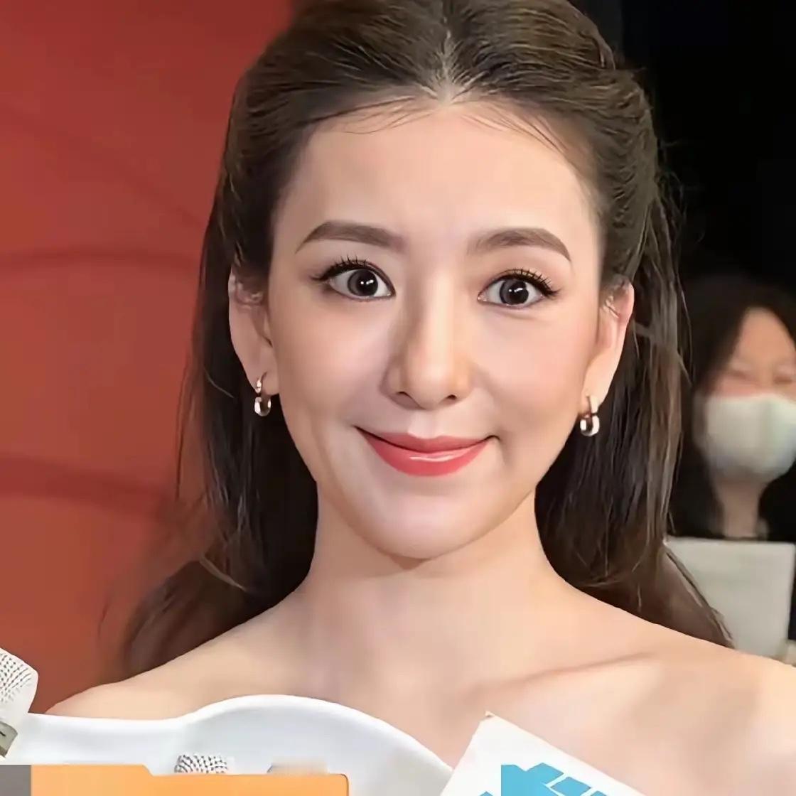 我发现，
方媛有个严重的问题，
如果不改掉会吃大亏，那就是她在镜头前眼睛瞪得太大