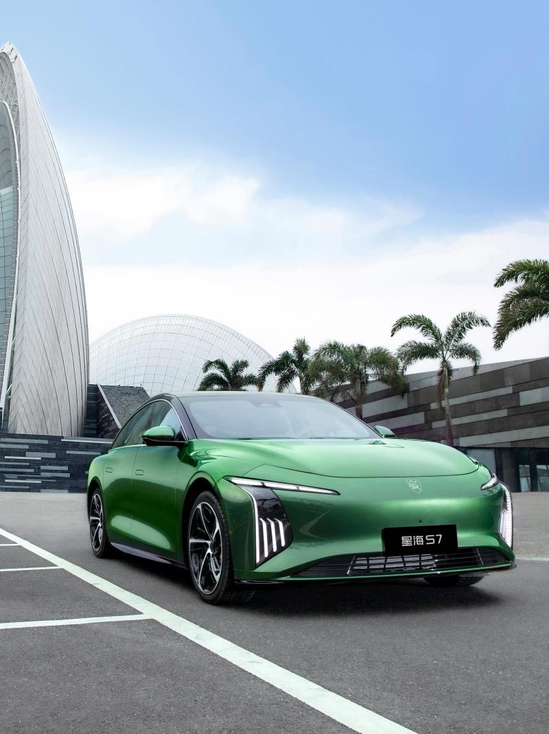 东风风行星海S7的颜值永远拿得出手！
天空之镜前脸+致美水切窗线
贯穿全车身的黄