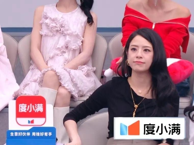 江语晨在角落感觉坐不住哈哈哈，五分钟恨不得变八百次脸，对着果粒橙不知道捣鼓啥一看