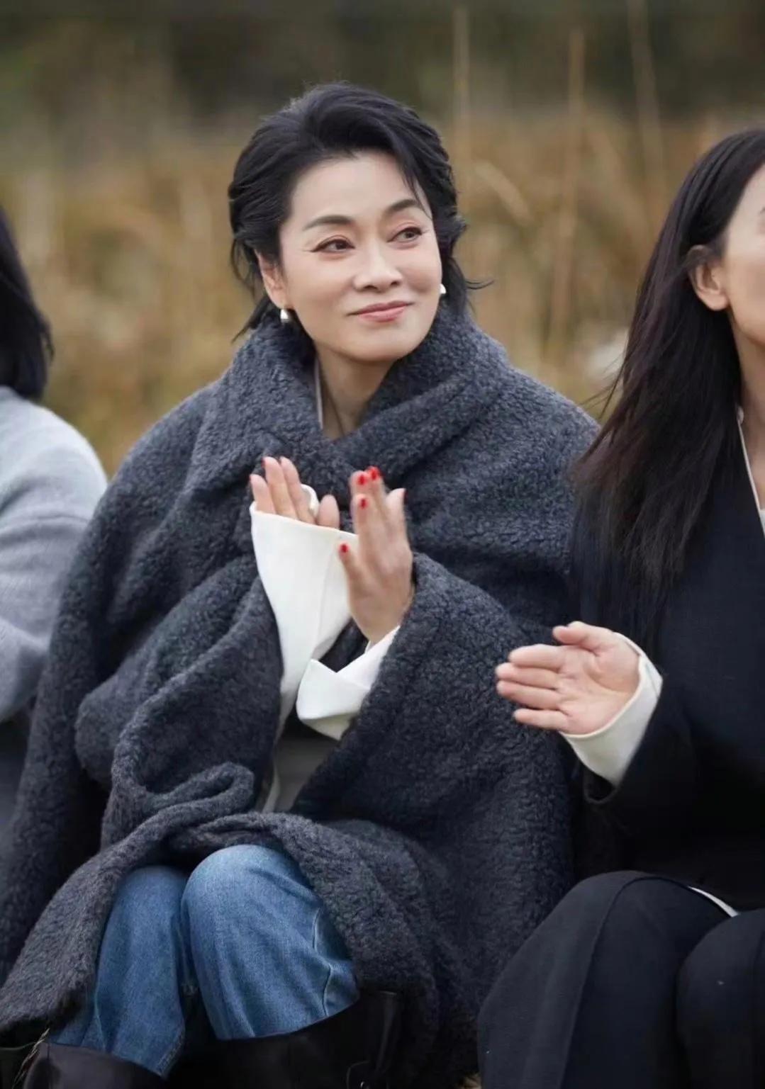 毛阿敏的美像毛阿敏的歌一样舒展大气，回味悠长。如今62岁毛阿敏看上去依然很美，毛