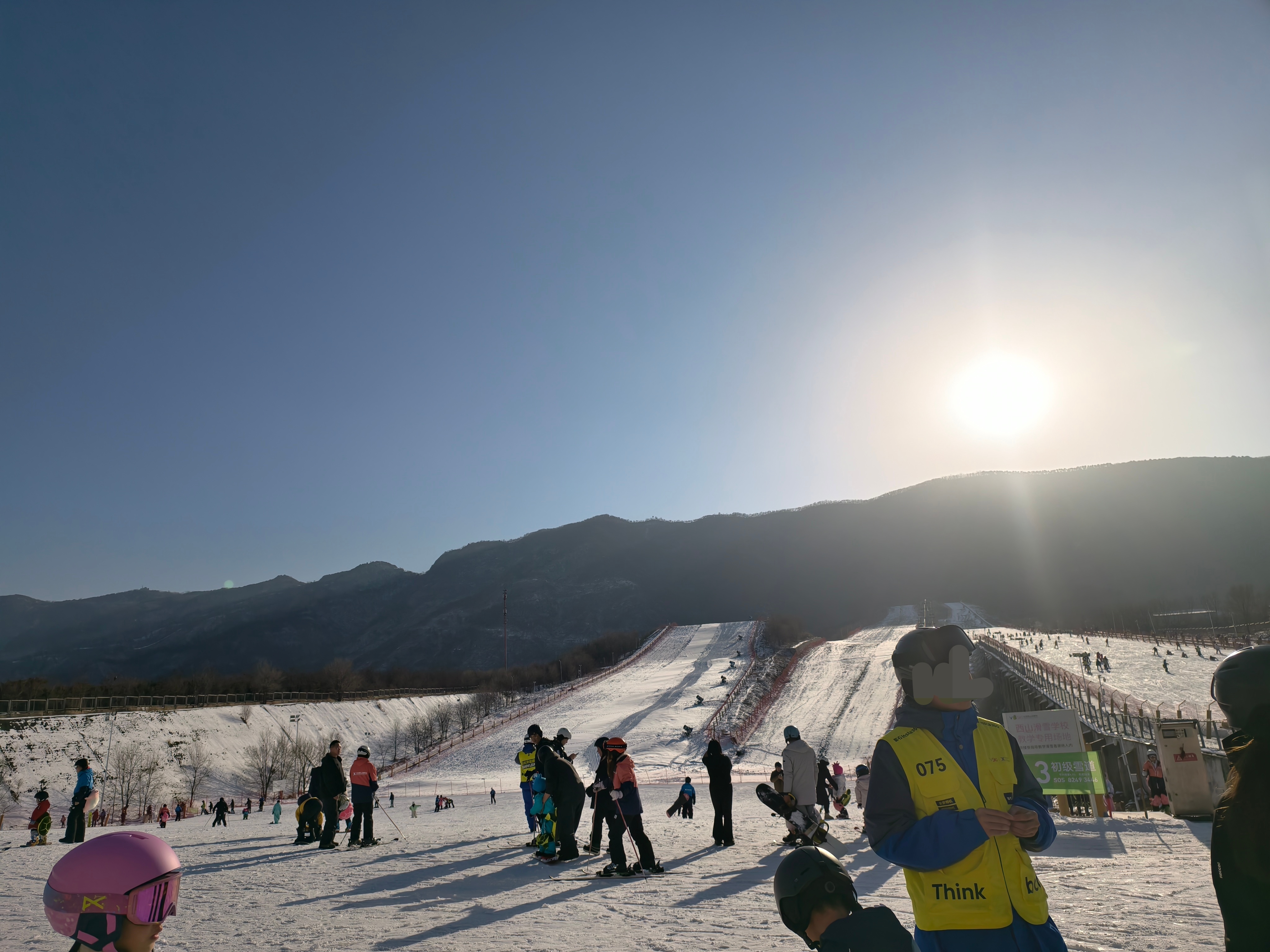 克服心理恐惧 再次来学滑雪了上一次还是十来年前 那次吓懵 教练都拿我没办法 刚学