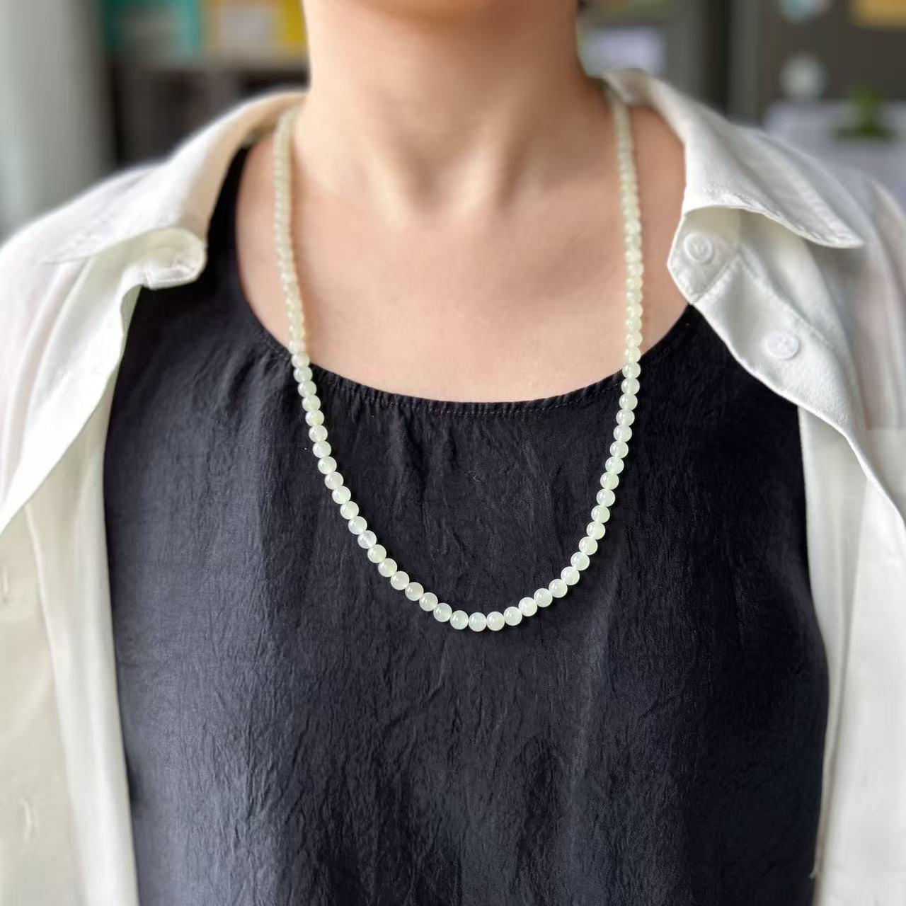 我老婆的审美一直在线，刚开始长款晴水和田玉项链出来，我并没有看出它出彩的地方。我