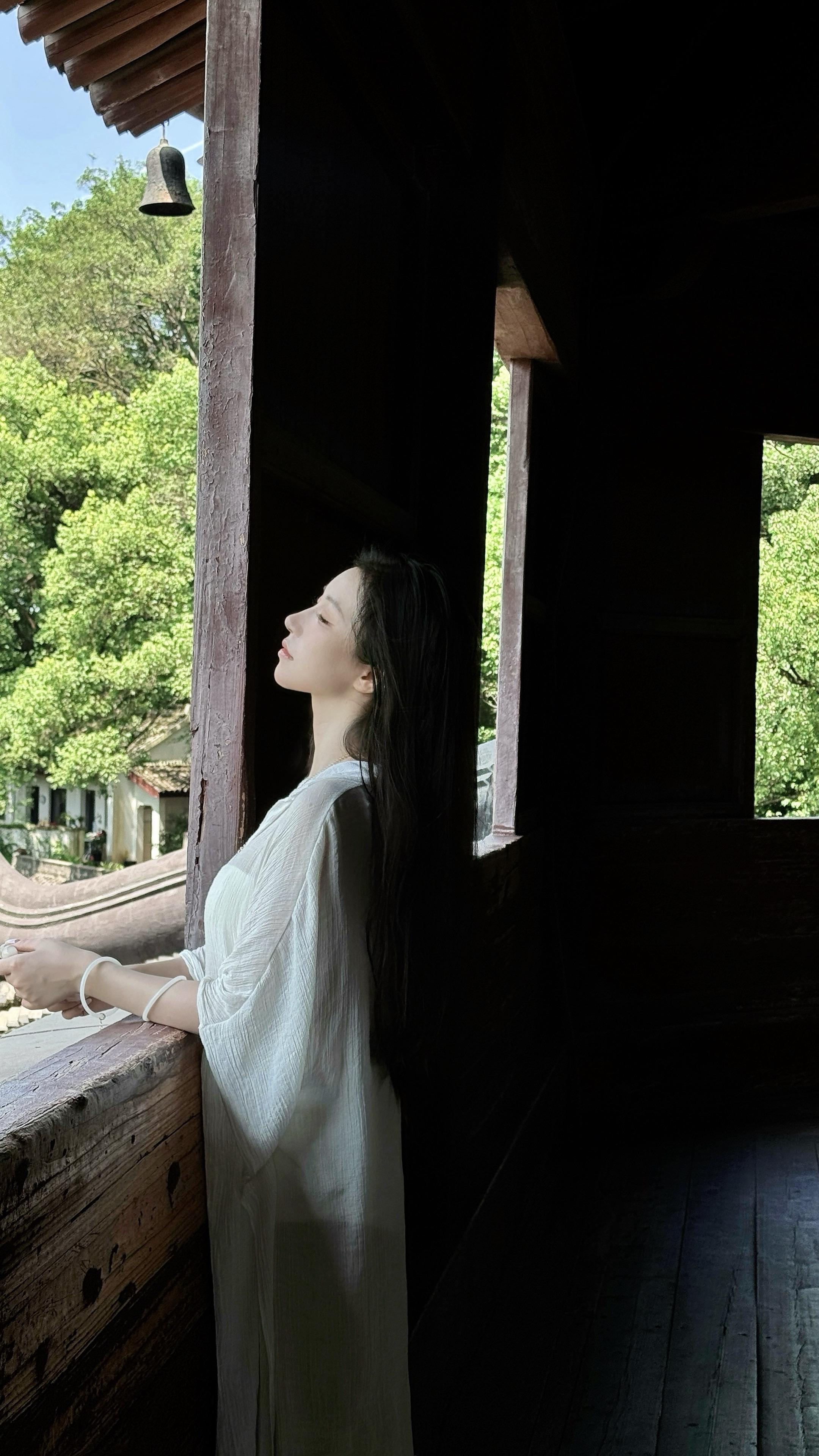 何必 一厢旧梦悠悠苦我心。