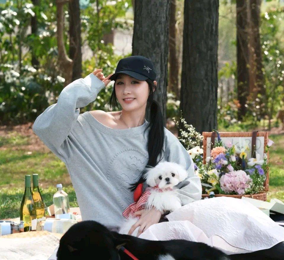 雷佳音的妻子翟煦飞，真是妥妥的童年女神。她早期出演过不少影视作品，像《真情告别》