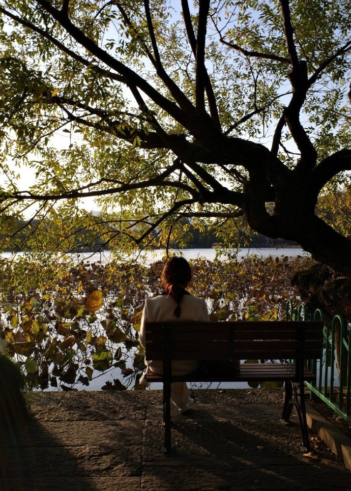 爱不爱说话，原来也看跟谁在一起。｜刘震云《一句顶一万句》 