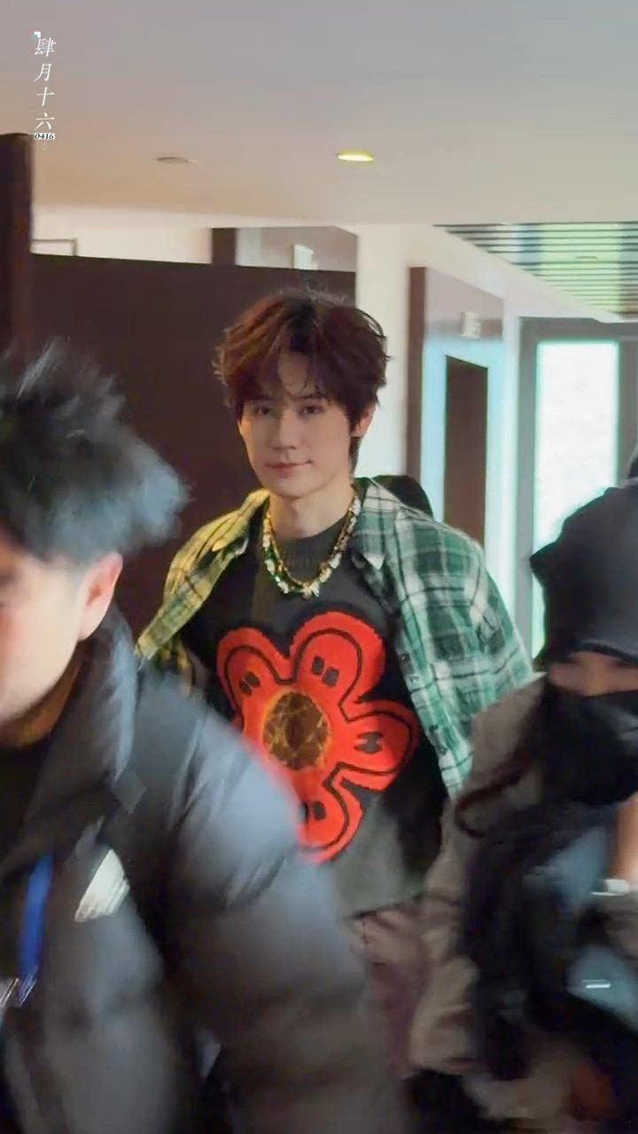 张真源绿色格子衫张真源奔跑吧天路篇上班 ​好看的 ​​​