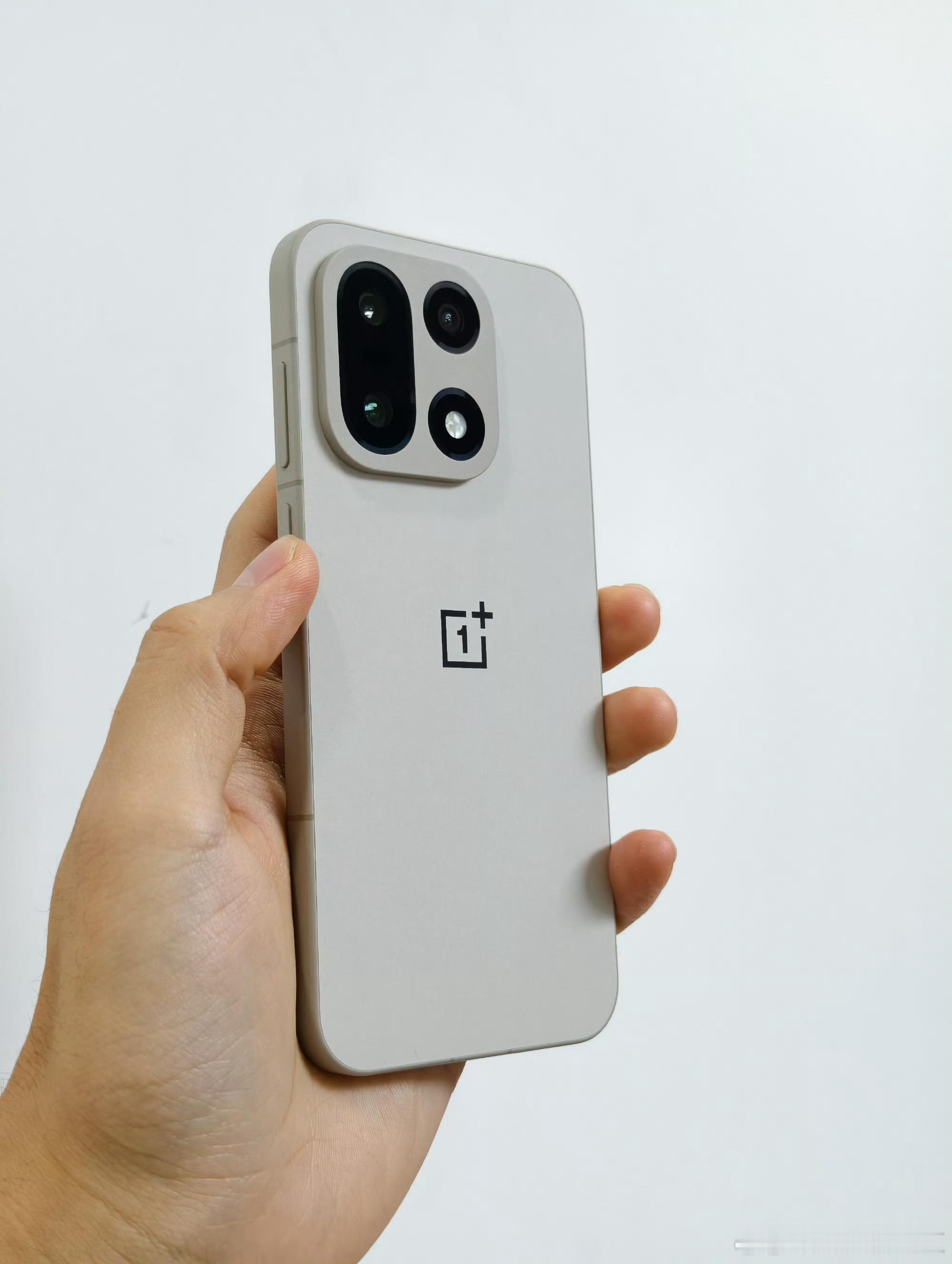 一加15上这套设计，很合我的口味，简约又很极客的感觉，这个颜色饱和度调得也很细腻