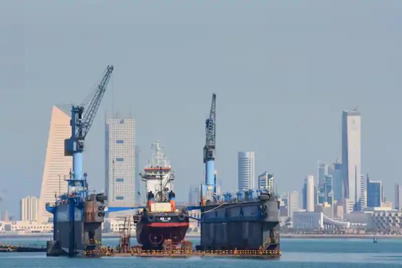 科威特突发重大安全事件，该国两大重要港口接连遭遇袭击，场面惊险又揪心，一个被无人