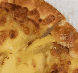 “虫子到底哪里来的？”深圳宝安，一女子点了块榴莲披萨外卖，20分钟后送到，女子打