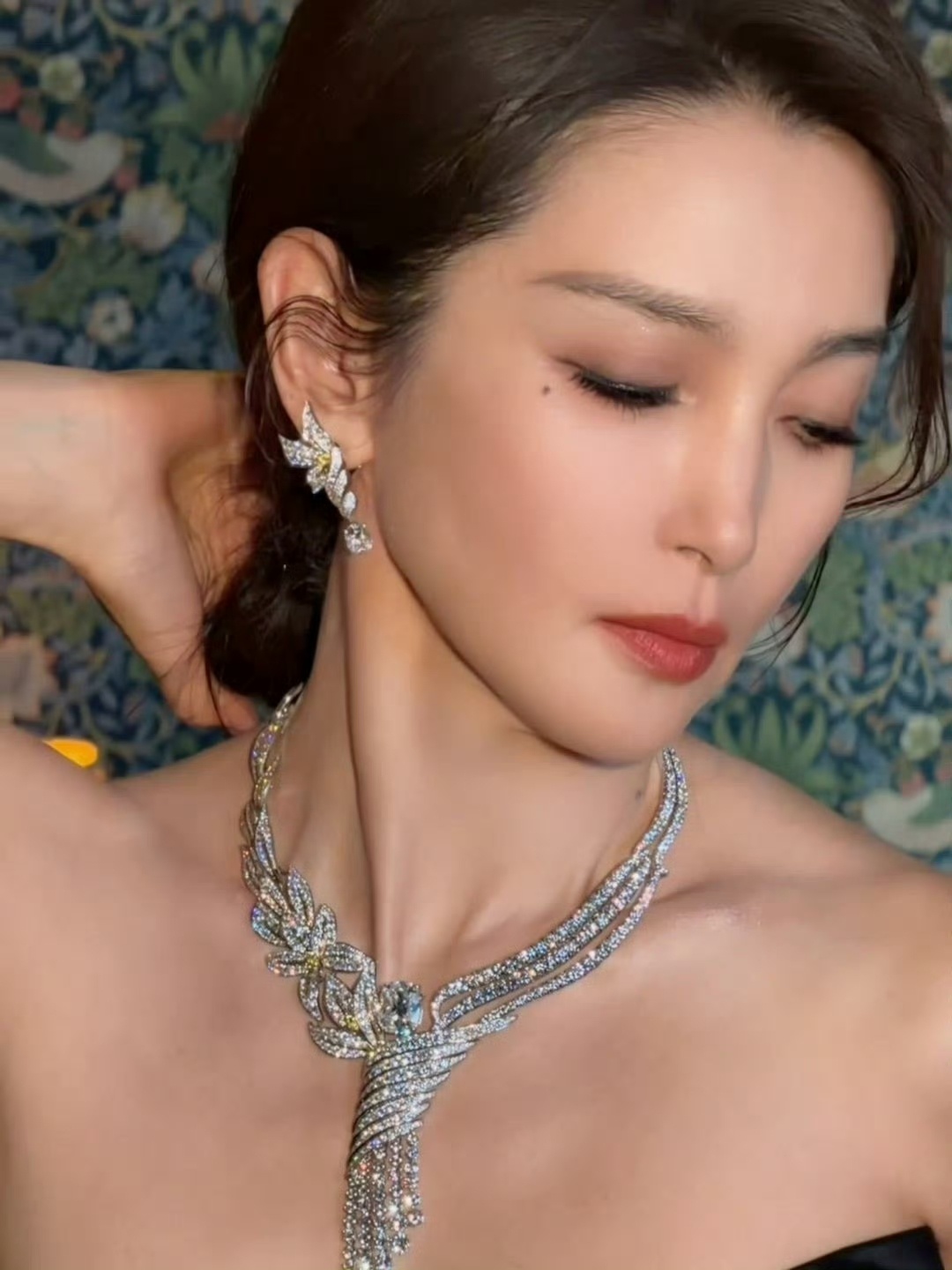 自然 ，不只是被描摹 ，更在于被真切感知 。CHAUMET 于巴黎发布 A Jo