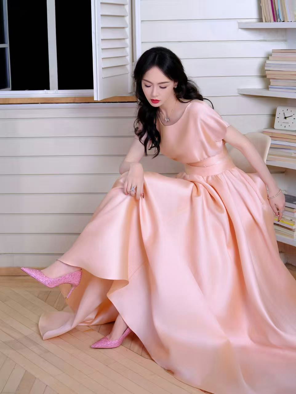 唐嫣柔雾粉裙唐嫣完全是芭比公主怎么能美成这样 ​​​